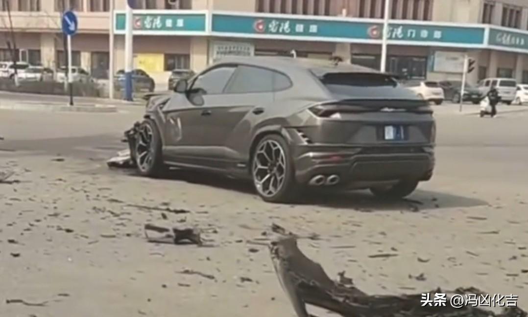 兰博基尼URUS正面撞比亚迪海豚，居然完败。比亚迪海豚十来万，兰博基尼300万，