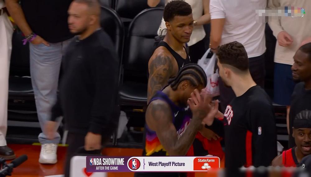 杰伦-格林拥抱旧队友？这不是情怀，这是被资本切割后的集体默剧。
他刚签下3年1