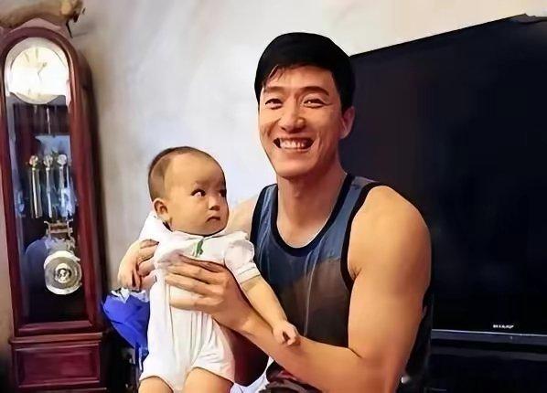刘翔现在住在美国，和他的妻子吴莎一起过着甜蜜的日子。有人觉得他离开中国是为了躲开