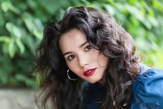 人到中年，经历了人生的风风雨雨，渐渐明白了一个深刻的道理：利益，往往是最深的感情