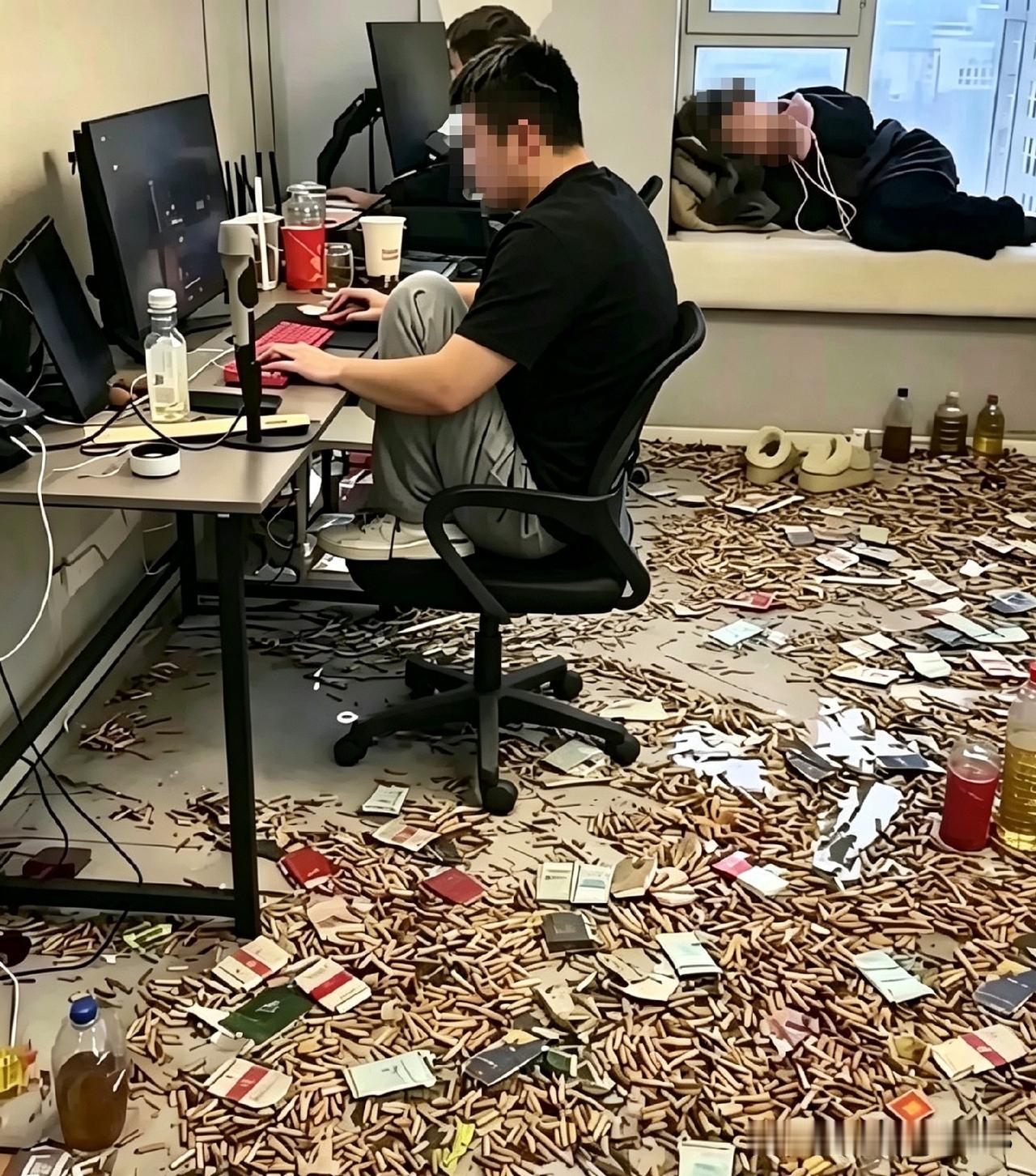 看到这张图，我直接笑喷了。你要是能说出他一个优点，我就算输！地上满是烟头，都快赶