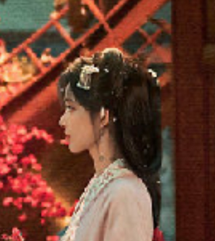 不好意思，这女的是谁？ 把脸拼命P小的时候，后面那包头发都可以再裹一个头了。