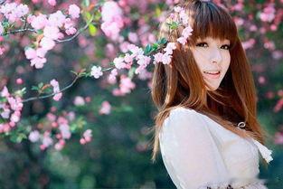 八字中桃花旺盛的女人容易出轨：若是女命八字中，带有墙外桃花或带有两重以上的桃花，