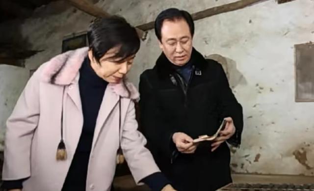 远在英国的丁玉梅，看到老许父子三人被宣判的消息，尤其是看到相伴了近40年的枕边人