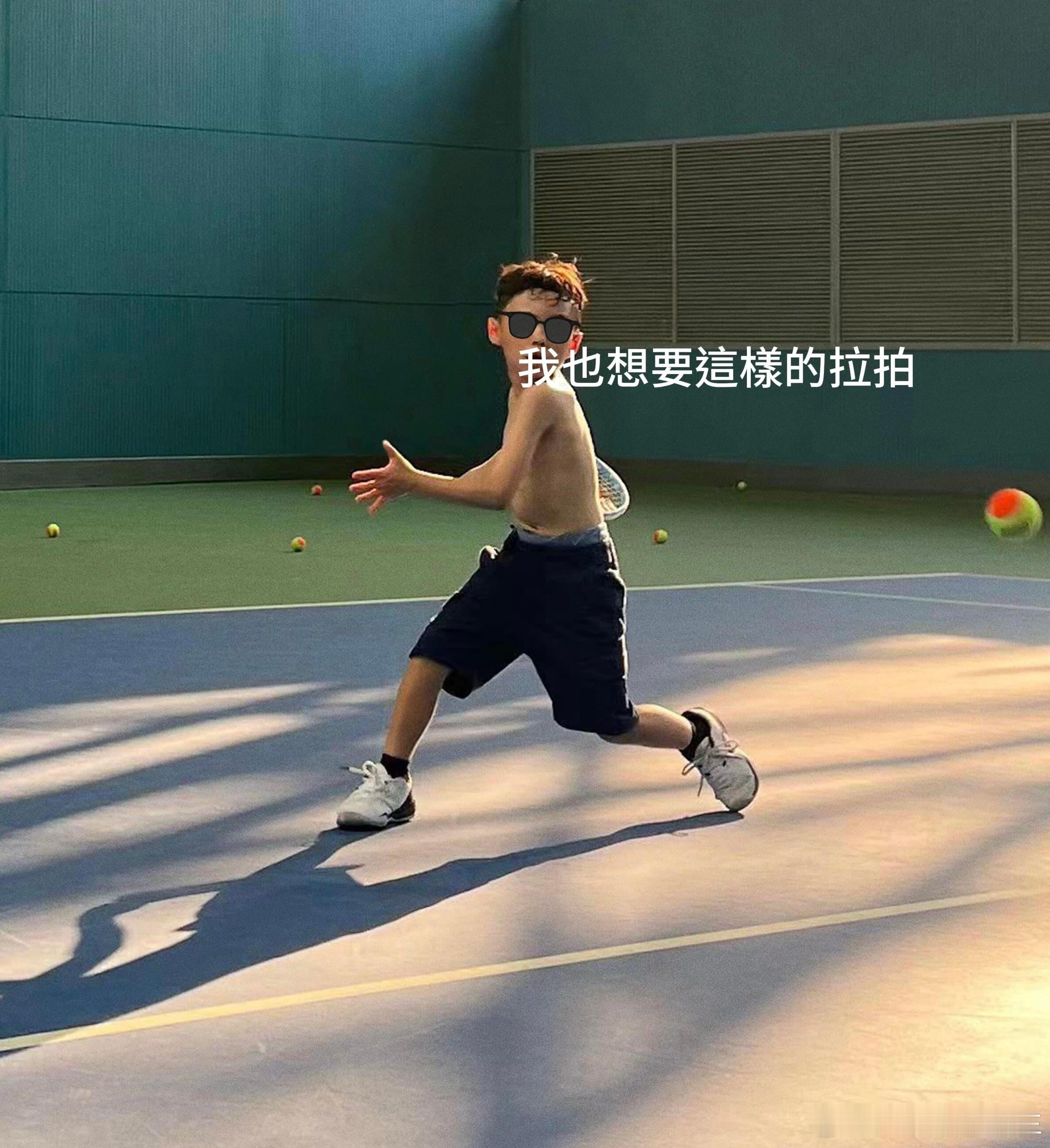 #昆凌晒7岁儿子打网球照##周杰伦儿子7岁近照# 昆凌晒儿子打网球照，7岁Rom