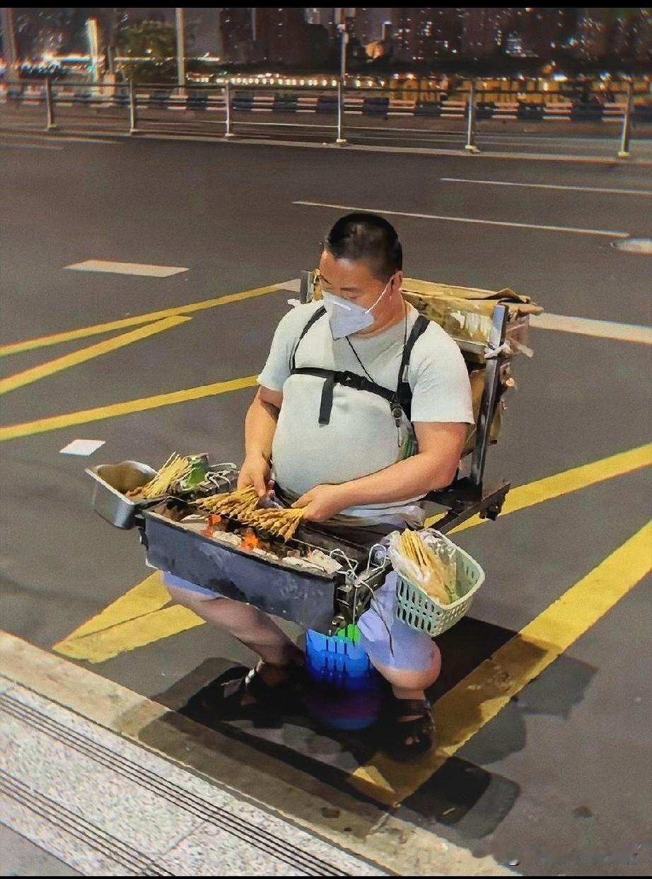 再难有他难吗？没有就努力活着吧成年人的生活哪有什么容易可言，都是在勉强活着罢了。