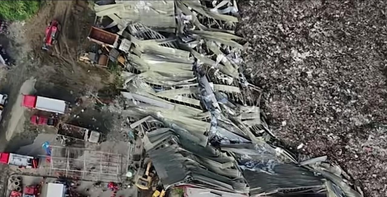 菲律宾一个名为比纳利乌的垃圾填埋场垃圾堆发生坍塌，填埋场周边的多个民居被掩埋。有