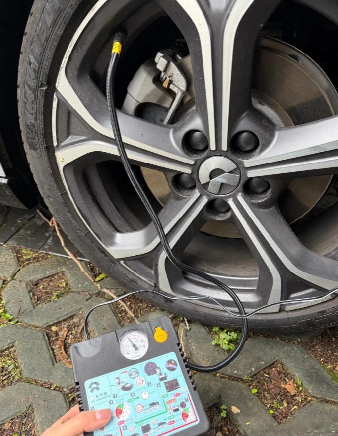 冷到给车胎打气，今天真的可以穿羽绒服，都冷到车胎报警了！ ​​​