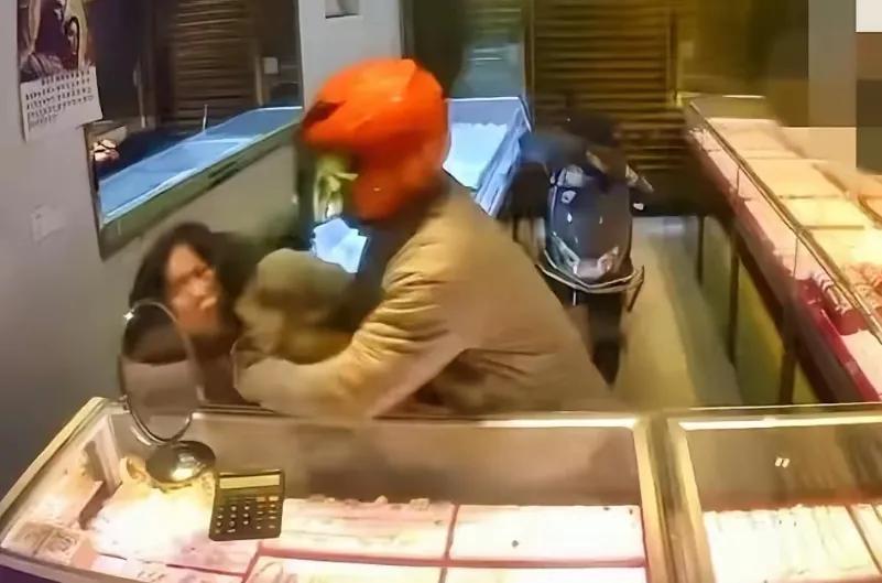 18号平潭发生抢金案，22号抓到嫌疑人
林某(男，34岁，平潭人)
刘某(女，3