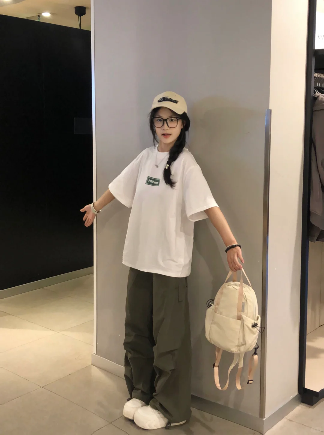 白色短袖➕军绿色工装裤好好看！🔒住啦！！！