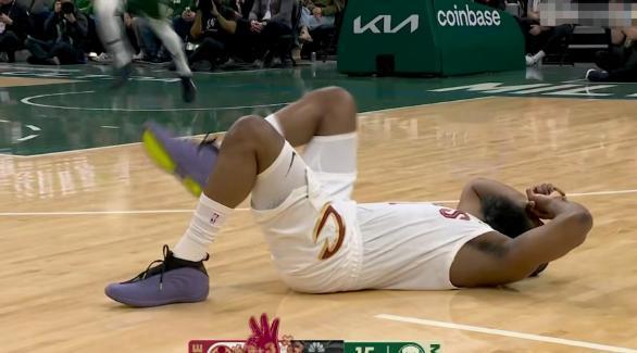 骑士超级巨星哈登真是太让人揪心了！
 
在今天骑士客场挑战雄鹿的比赛中，转播画面