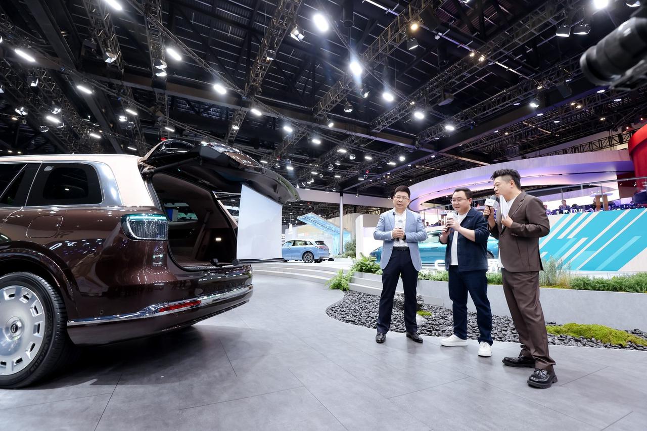 五界同台亮相！鸿蒙智行吃透智能汽车全场景竞争逻辑
2026北京车展鸿蒙智行展台，