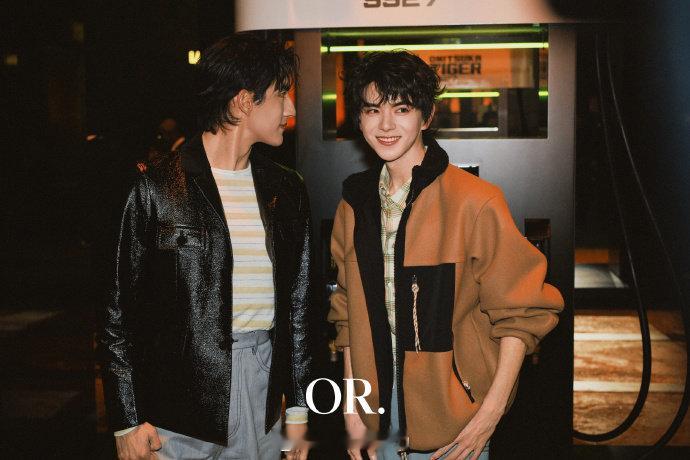 孙政向小水介绍吕思瞳 名场面来袭！认真向小水介绍，引荐的模样郑重又自然，氛围感直