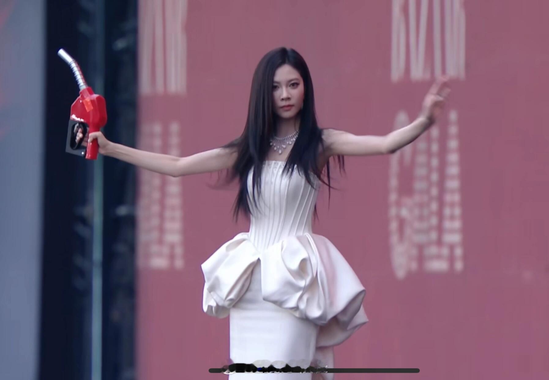 宋妍霏差点摔了惊险一幕变可爱名场面！CC玩水枪正起劲呢，脚下突然一滑踉跄了好几步