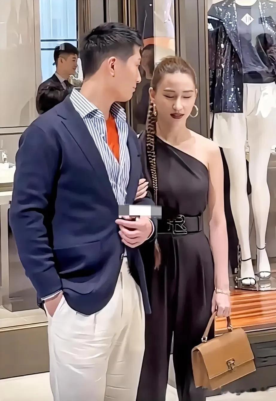 窦骁和何超连两人越来越恩爱了，好的就像一个人一样，何超莲小巧萌妹，美丽动人，窦骁