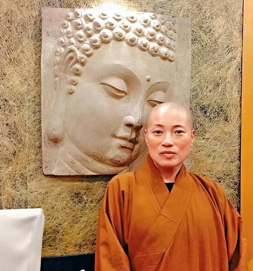 史爱雯刚进寺庙时，很多人都觉得她像个真正愿意清修的人。

她拜佛、诵经、做杂活，
