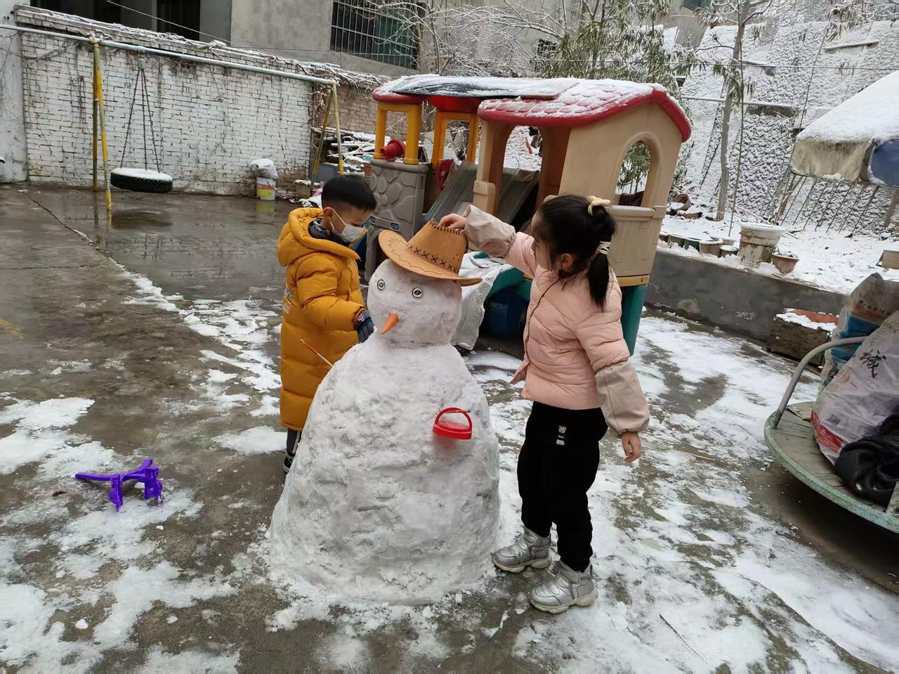 那些让你心动的雪景冬日小院，瑞雪纷飞，孩子们堆起雪人，欢声笑语里藏着最纯粹的童年