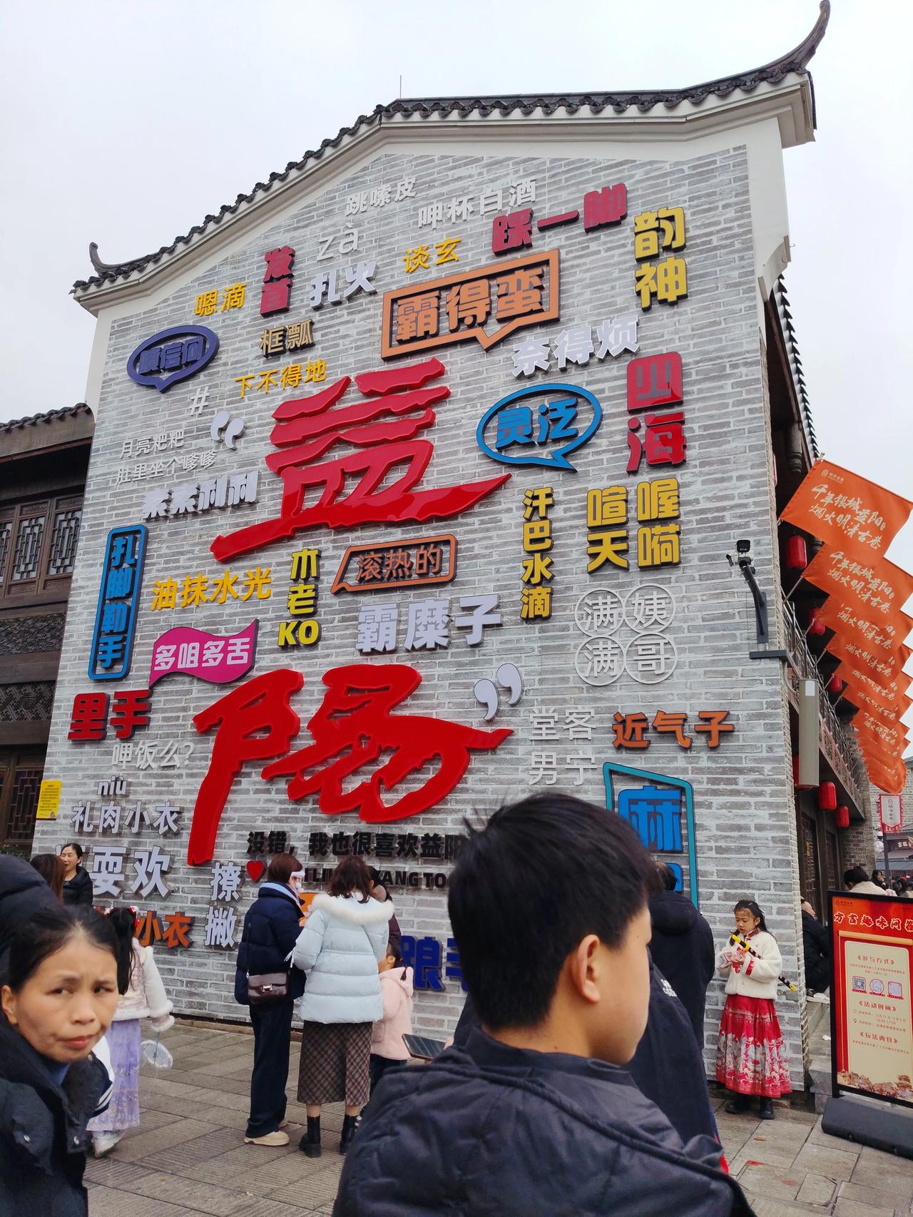 闹市藏古巷，一步越千年。

不用奔赴远方，

就在城市一隅，

这条封存了数百年