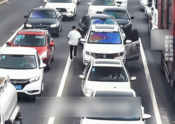 这防盗功能也太好了吧
钥匙还在车上
居然打不开了
真是没谁了[笑哭]