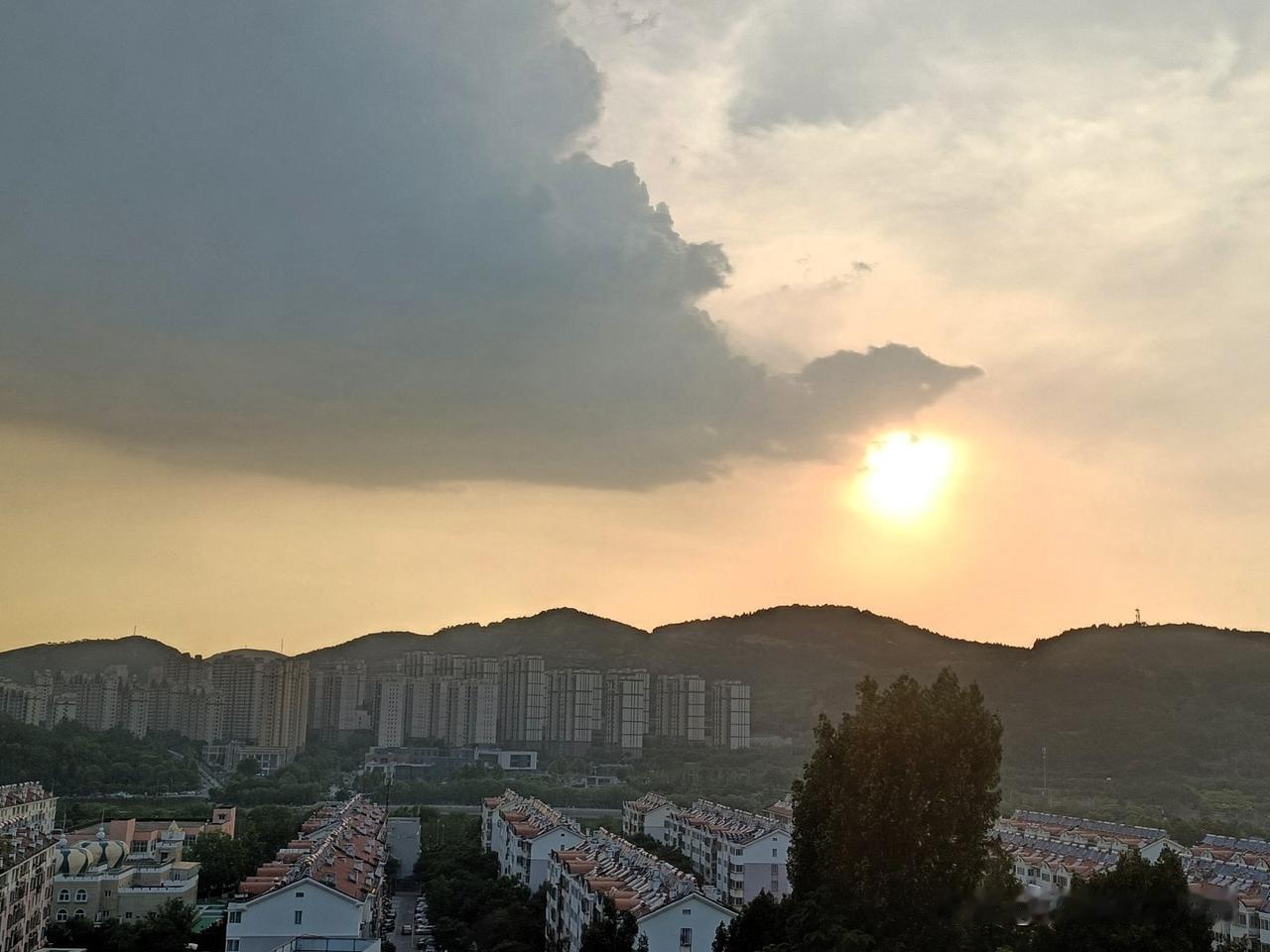 上联：水中观月色
下联：山上看日出

终生坚持作品原创的人
图片来源于作者拍摄