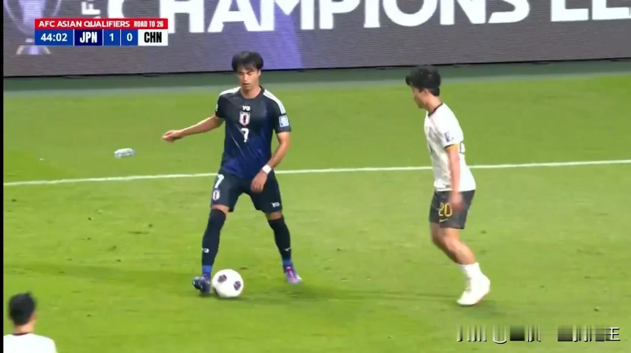 国足客战日本半场结束吐槽：
1.踢的不是一种足球。人家踢的是410克重的足球，国