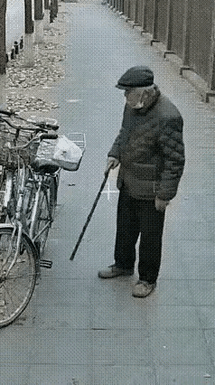 现在这个社会，不知道是怎么了？怎么有这么多这种，自作自受的老人，这种踢车的老人？