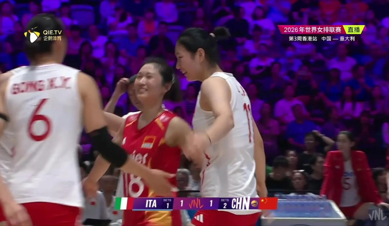 25:22，庄宇珊拦网得分，中国女排胜第三局，从而大以比分2:1领先意大利！加油