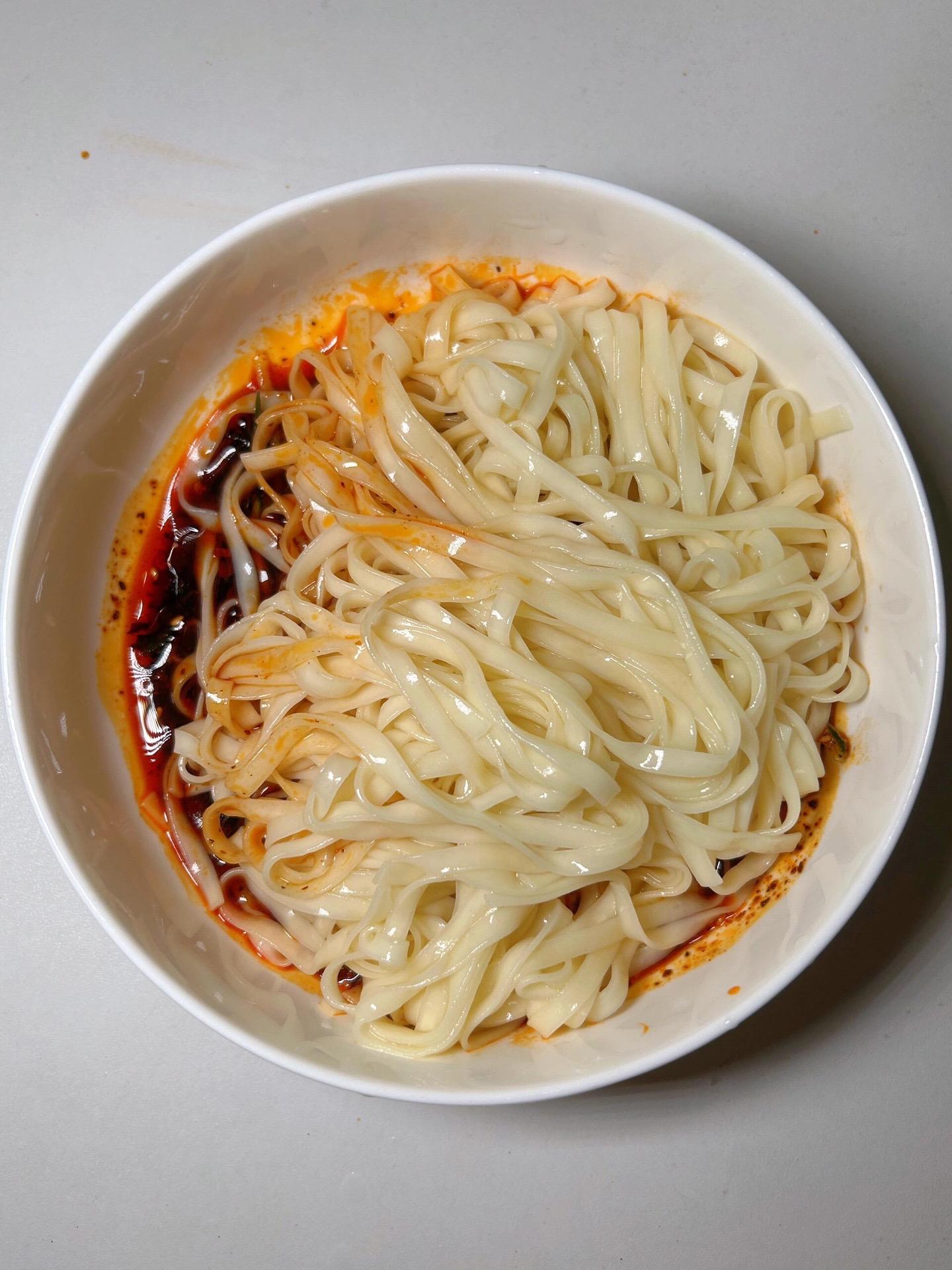 超香的拌面，在家轻松搞定。食材：碱水面、黄瓜、老干妈、油泼辣子 做法...