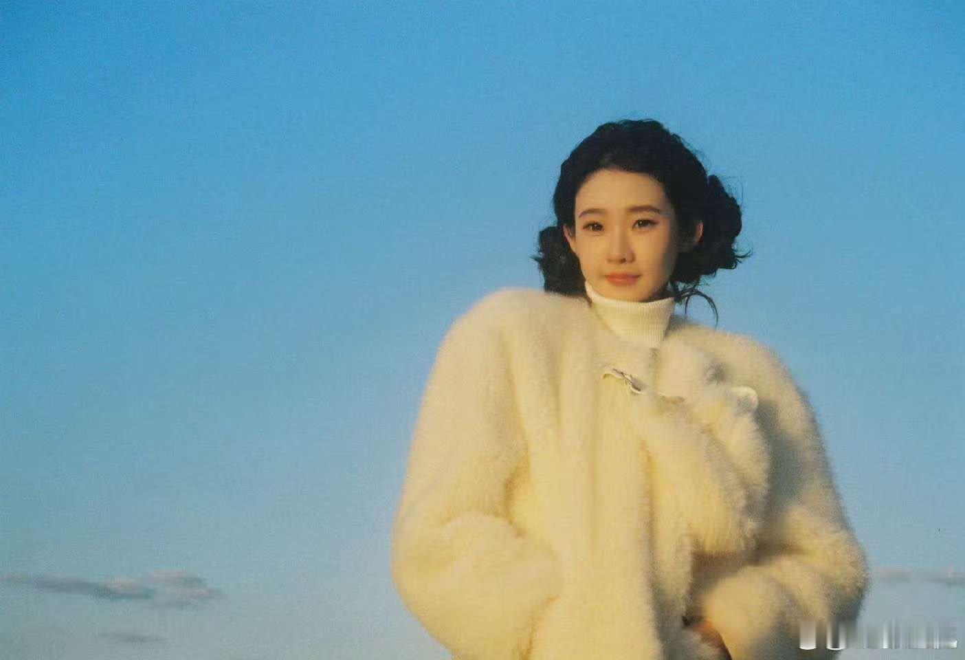 张艺凡咋萌成萨摩耶了张艺凡这波萌力爆表！海边的奶白小团子，双揪揪毛茸茸，活脱脱一