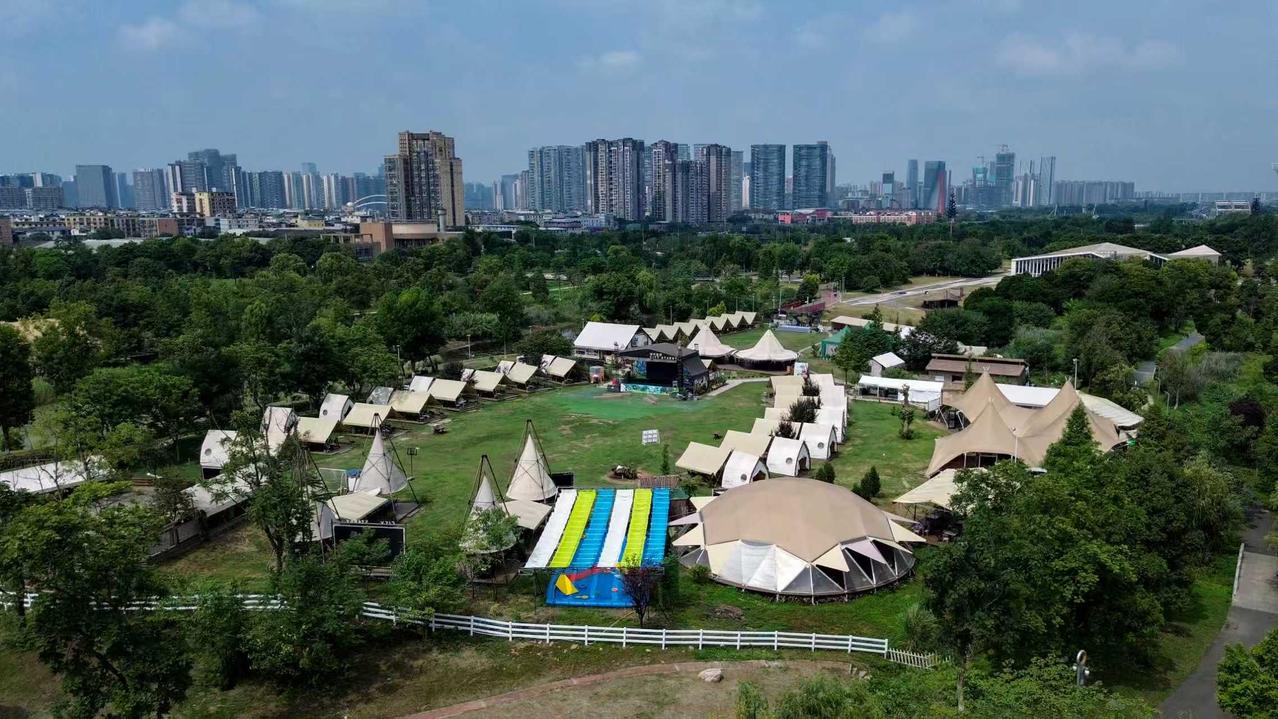 成都雪山下的公园城市 城市与自然的和谐共荣 城市与自然的交融 美丽的城市风光