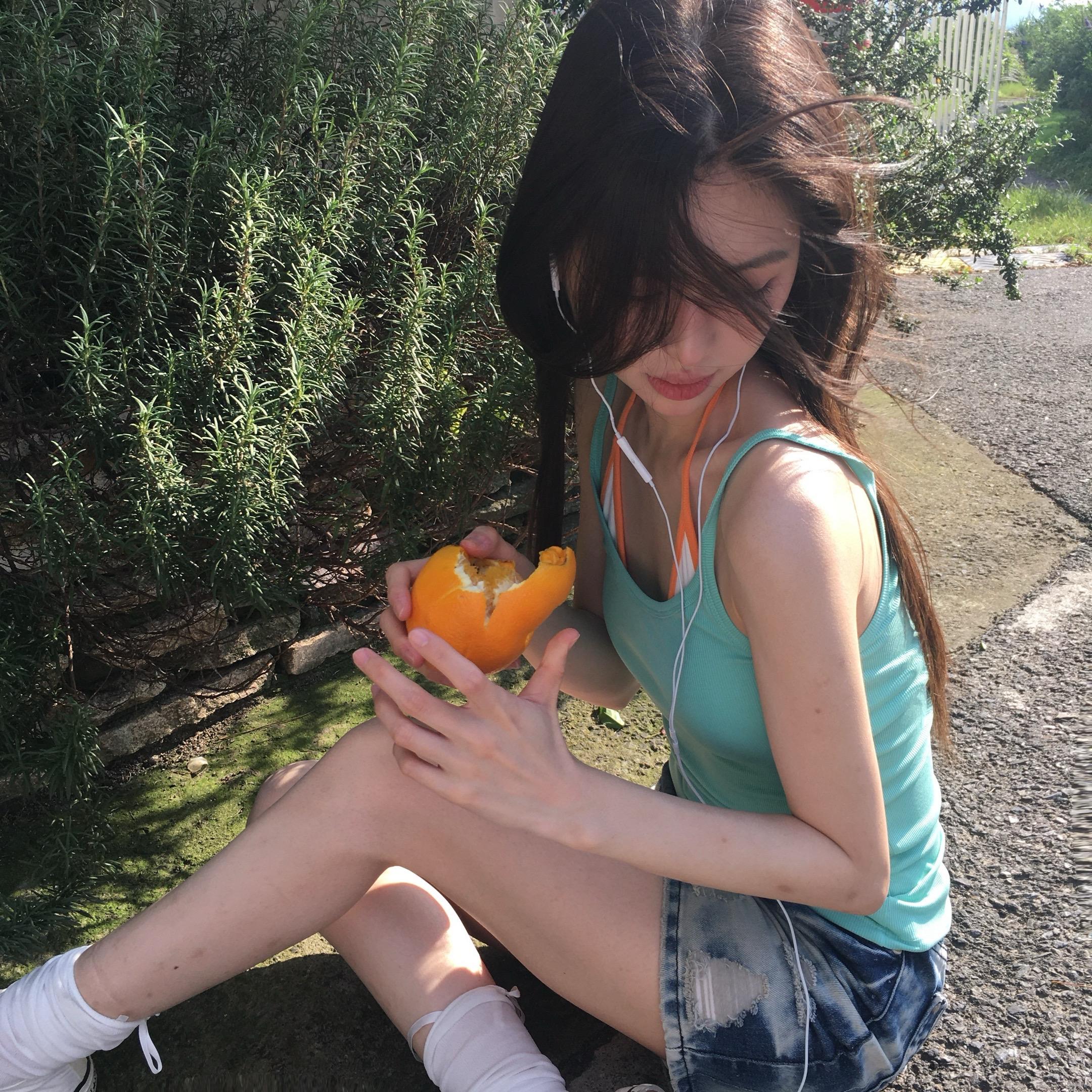 她留长发。
