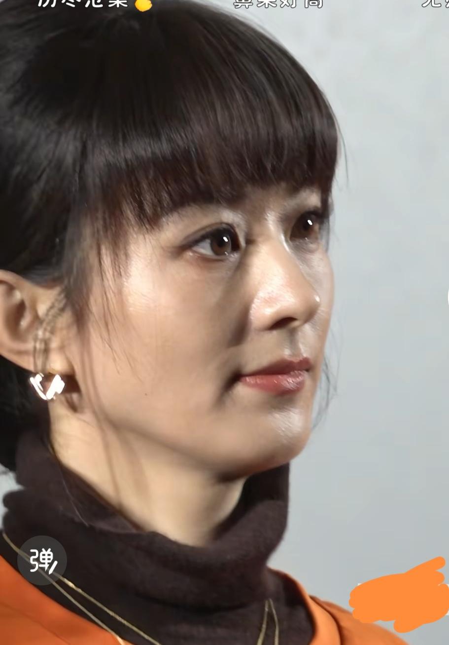 赵丽颖最新路透，面相大变，撞脸谢娜！