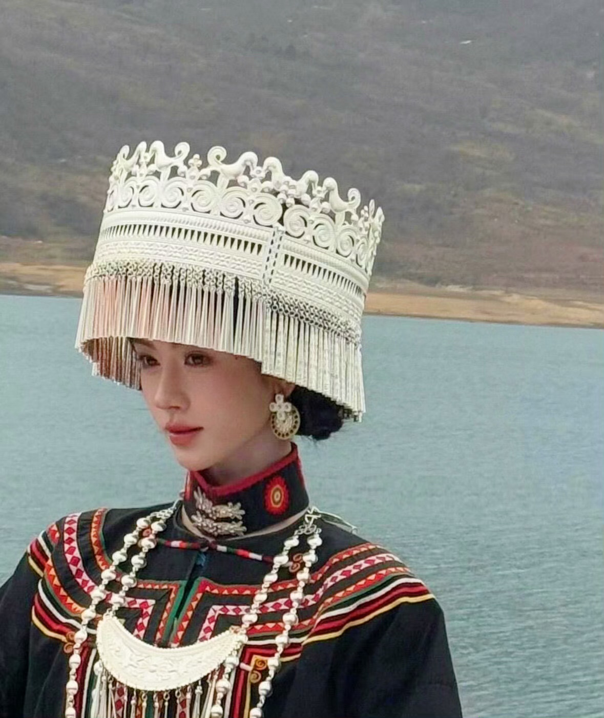 网友冶勒湖偶遇鞠婧祎，是在拍物料吗？这个是彝族造型吧，完全是神明少女来的，好美啊