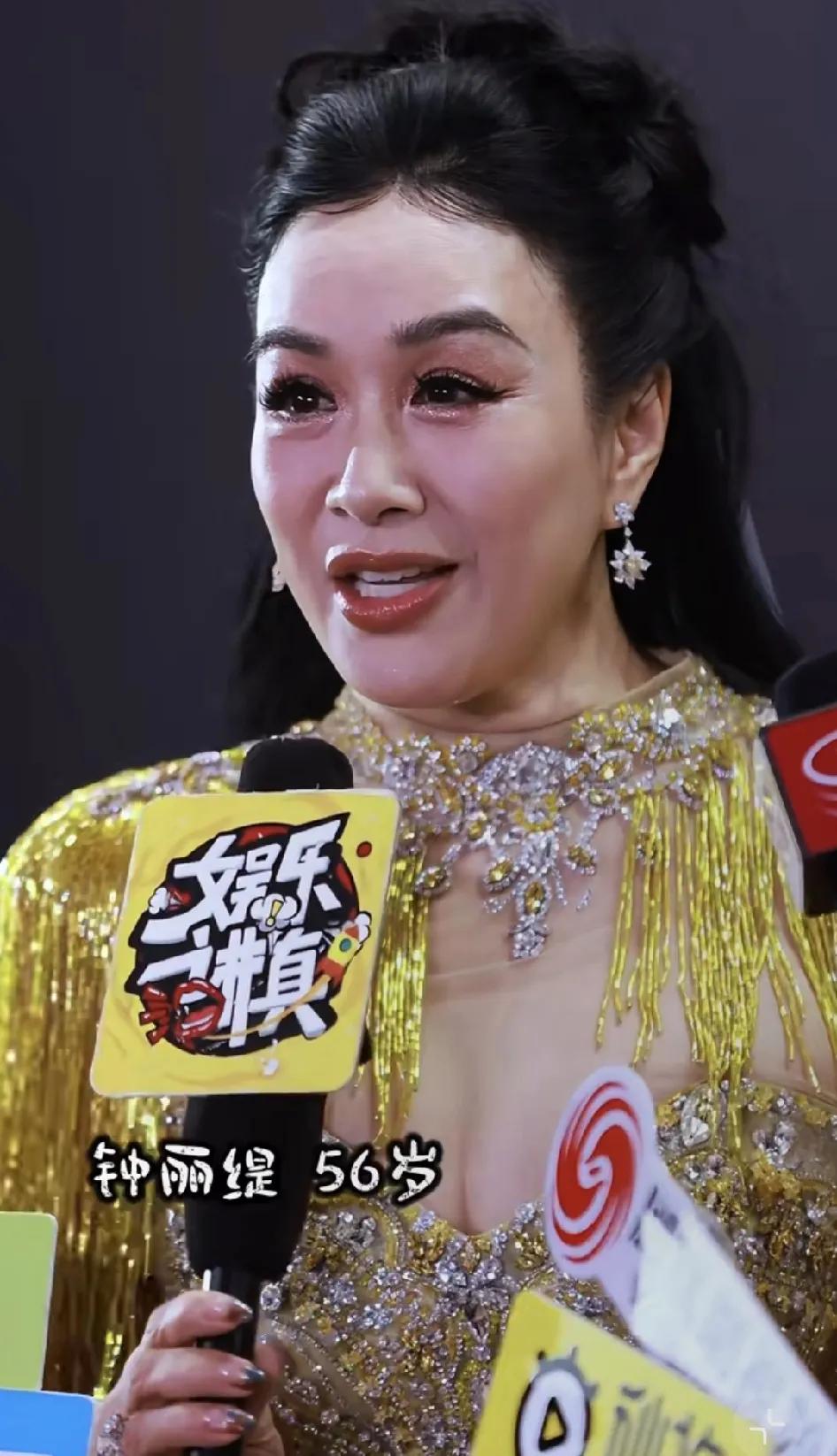 这是56岁钟丽缇和她16岁女儿考拉。
不得不说，无论雅诗兰黛还是海蓝之谜，都掩盖