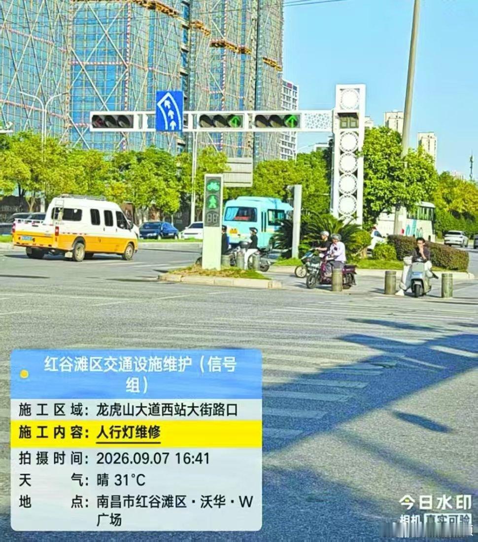 南昌龙虎山大道信号灯修复【龙虎山大道与西站大街交叉口人行信号灯已修复】近日，市民