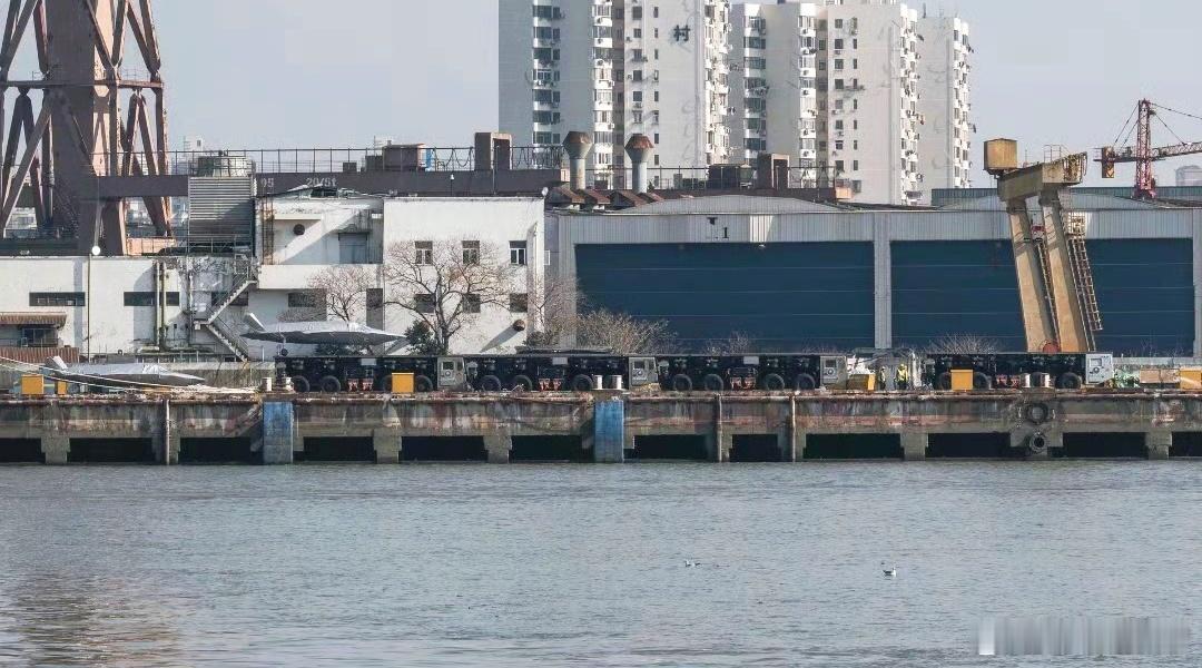 自由组合，可分可合图中出现第4辆弹射车，还没有组合！我们的无人机烽火问鼎计划中美