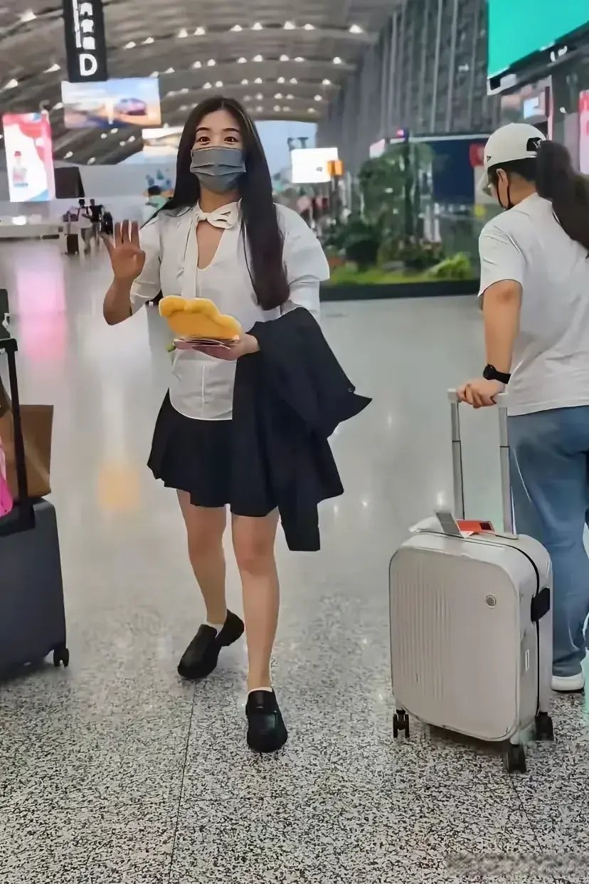 36岁的张含韵现身机场，身穿浅蓝色短款连衣裙搭配运动鞋，似乎比以前圆润了不少！ 