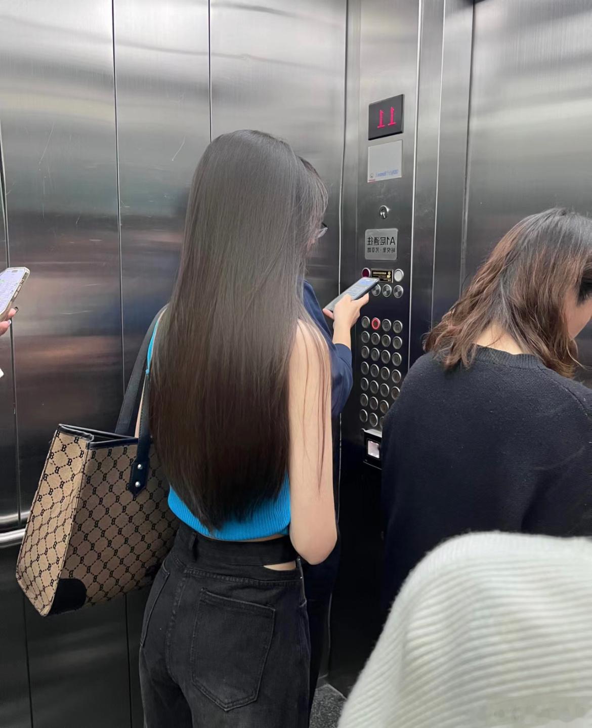 现在女生很会用头发对美貌加乘 ​​​