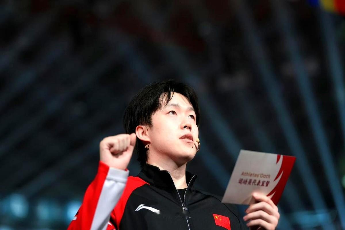 王楚钦宣誓时站错方向了，但接下来的反应真不是盖的。

2025年11月30日成都