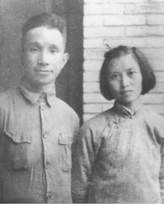 1939年的皖南新四军军部，一场特殊的相遇改变了两个人之后几十年的人生轨迹。一个