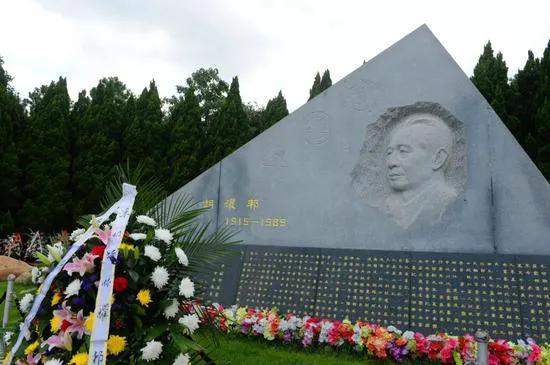 在新中国成立后，有两任党的一把手（总书记或主席）陵园不在北京而是在外地：1、前总