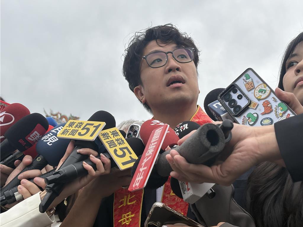 蒋万安、沈伯洋首同台握手互动掀话题 沈伯洋喊话：想多聊聊
台北市松山慈惠堂台北母