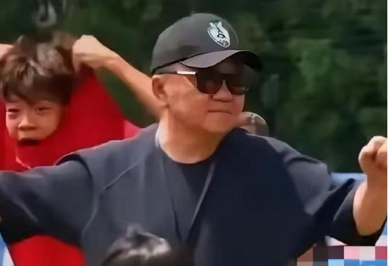 开500万劳斯莱斯，住10万一平豪宅，戴百万名表，自掏5400万搞足球青训。这是