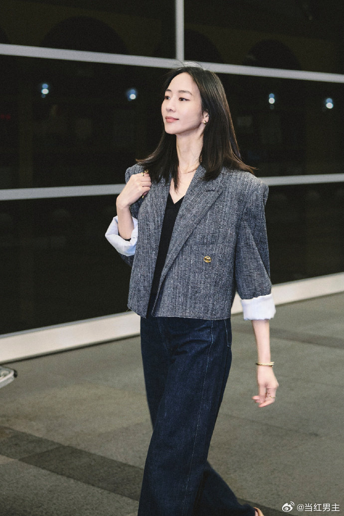 张钧甯去巴黎带了中药药包有时候工作不方便煮中药包😌张钧甯的同事还会帮她煮纯姜茶