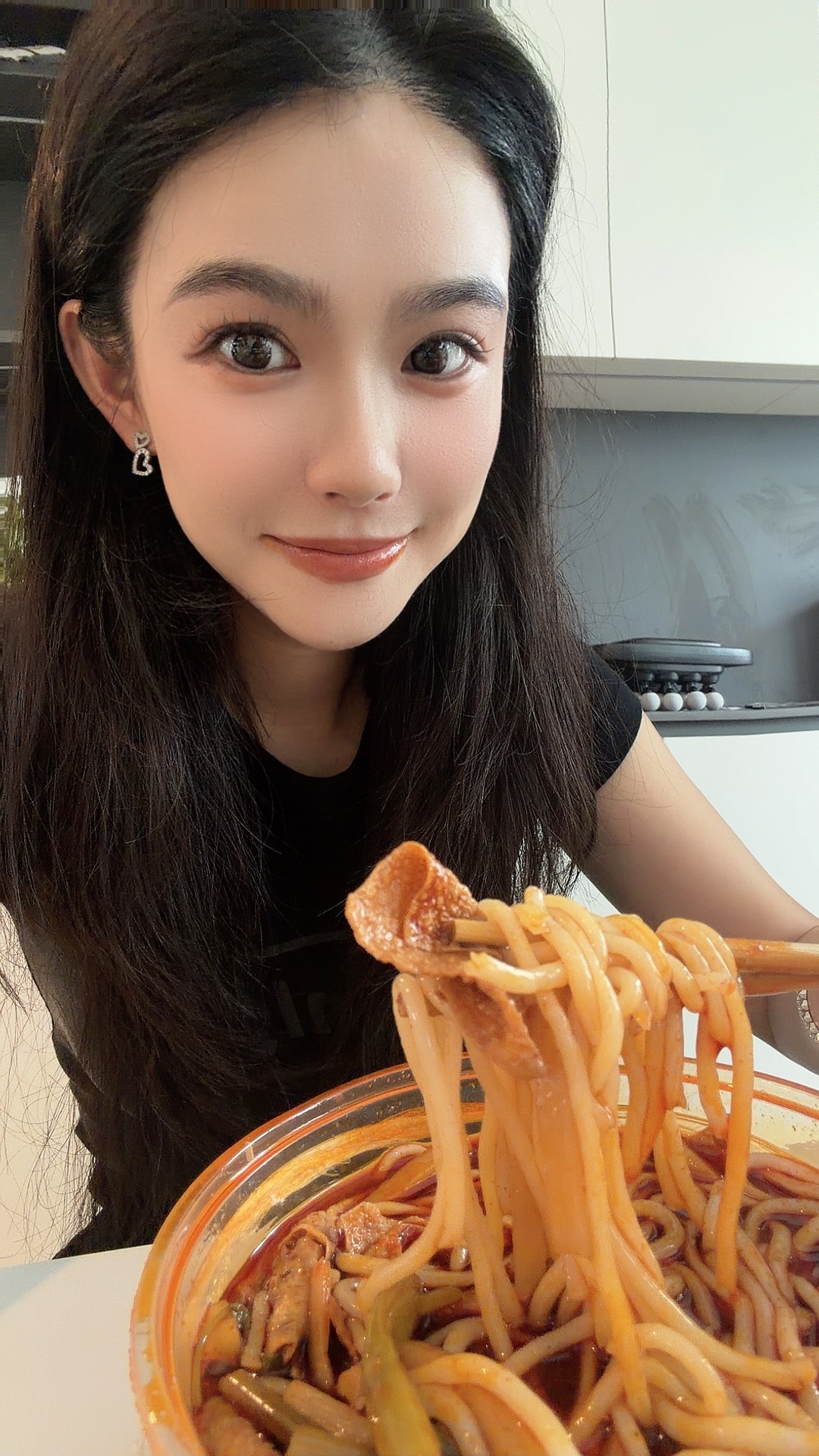今天午餐。中辣味儿螺蛳粉。昨天半夜就想吃的螺狮粉，早中饭吃饭啦，爽！看看bb们中