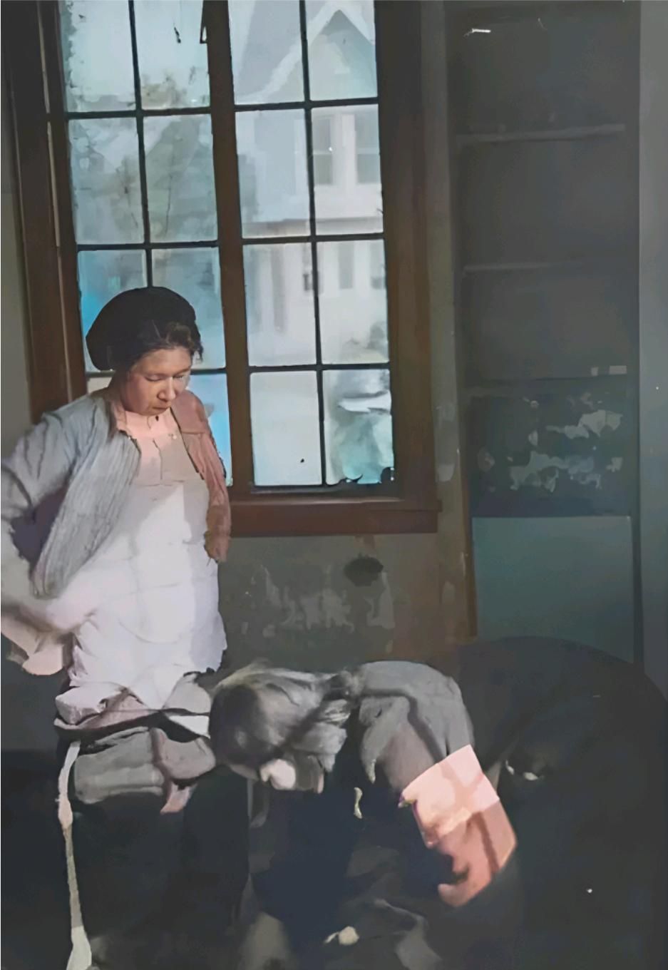 1945年秋天，上海海关，一个日本女人脱下身上的衣服，正在接受海关工作人员的检查