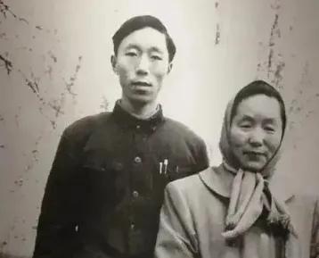 1937年地主扛回昏倒女兵，解开衣襟的瞬间他惊到失语icon：怀里竟藏着条小生命