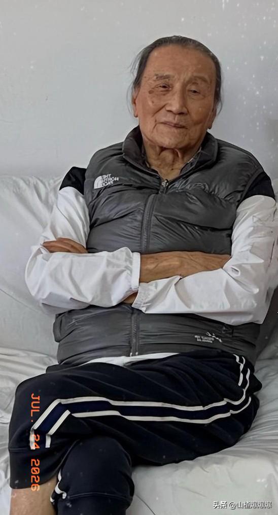 这是谢贤晚年不戴墨镜的照片，
真心话也是普通老人一枚，
大家所不知道的是，他晚年