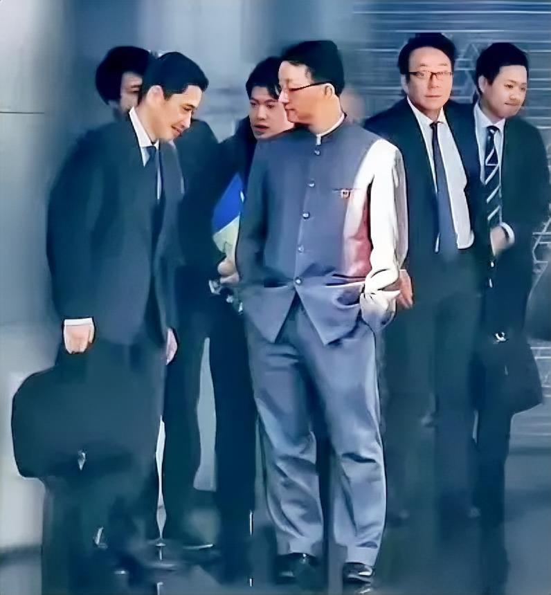 我们的刘劲松司长怒训日本外交官金井正彰的场面太霸气了，必须点赞。

只见刘司长身