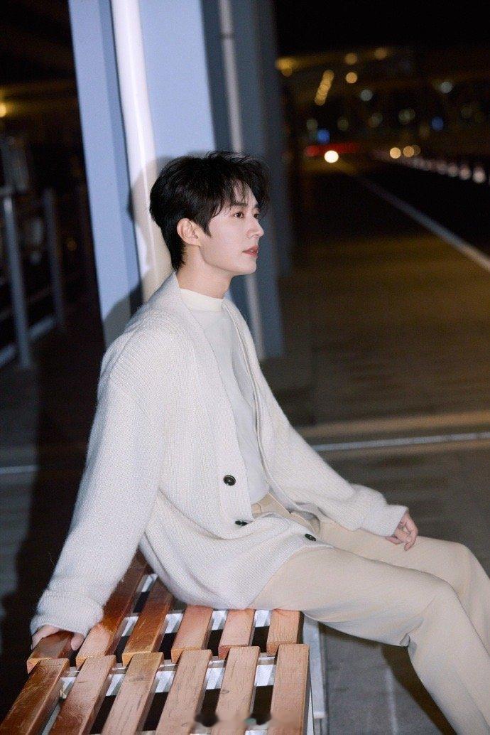 刘学义全套BOSS造型启程米兰时装周，又温柔又冷峻的气质，米兰见